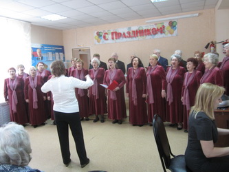 Перед жителями Ленинского района выступил хор «Ветеран»