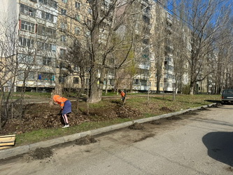 Александр Бондаренко помог организовать уборку территории