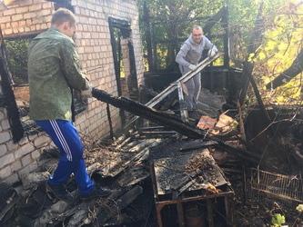 Ольга Сынкина помогла саратовской пенсионерке освободить участок от сгоревшего садового домика