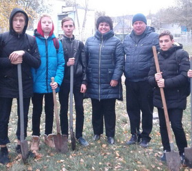 Сергей Агапов помог школьникам заложить новую аллею
