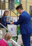 Александр Бондаренко поздравил школьницу из Ленинского района с наступающим Днем знаний