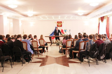 Сергей Агапов провел беседу со школьниками в стенах отдела ЗАГС по Заводскому району