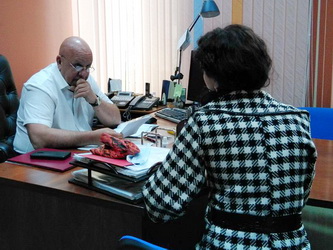 Депутат рассказал жительнице Саратова о правилах получения материальной помощи