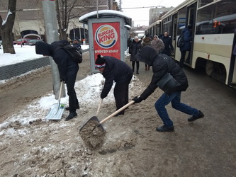 Волонтеры СГАУ очистили конечную остановку трамваев от снега