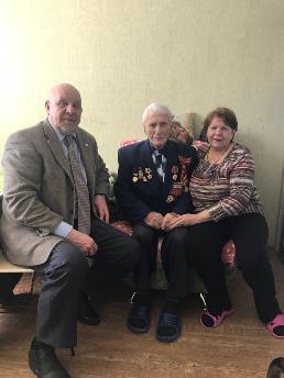 Николай Островский поздравил ветерана с годовщиной Сталинградской битвы