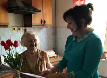Светлана Глухова поздравила жительницу Ленинского района с 90-летием