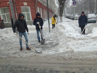 Студенты-волонтеры вышли на борьбу со снегом