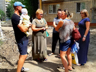 Александра Сызранцева проконтролировала проведение благоустройства дворовой территории в Ленинском районе