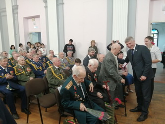 В Кировском районе ветеранам вручены памятные медали