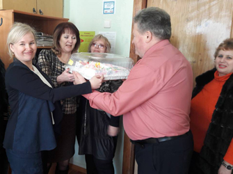 Депутаты поздравили с праздником сотрудниц учреждений Заводского района