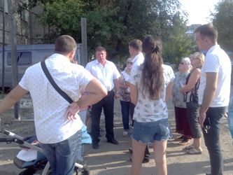 Жители дома № 7 по Барнаульской улице задали интересующие их вопросы представителям органов власти