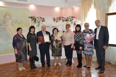 Александра Сызранцева поздравила семейную пару с "золотой свадьбой"