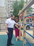 Дмитрий Кудинов осмотрел детские площадки на предмет соответствия их требованиям безопасности