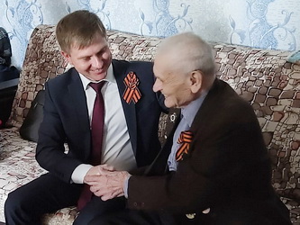 Алексей Сидоров вместе с учениками МОУ «СОШ № 86» поздравил ветерана