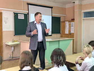 Игорь Фомин поговорил с учащимися о финансовой грамотности