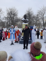 В обновлённом сквере имени Ю.А. Гагарина в Комсомольском поселке состоялось праздничное мероприятие для детей