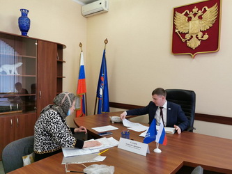 Алексей Сидоров помог жительнице своего избирательного округа подготовить документы для обращения в суд