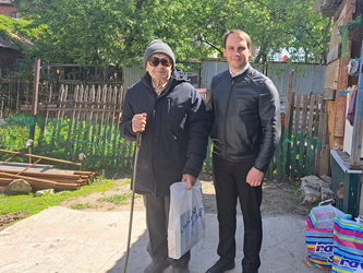 Максим Битюцкий поздравил ветерана, проживающего на территории его избирательного округа, с Днем Победы