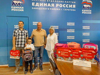 Вячеслав Доронин вручил будущим первоклассникам, в том числе из семей участников СВО, наборы школьных принадлежностей