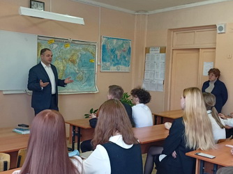 Дмитрий Кудинов провел «Уроки Мужества» в образовательных учреждениях своего избирательного округа