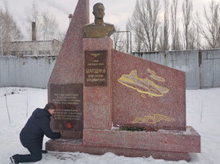 Алексей Сидоров возложил цветы к стеле Героя Советского Союза Константина Благодарова