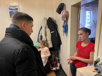 Александр Бондаренко поздравил жительницу своего избирательного округа с наступающим Днем матери
