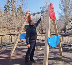 Дмитрий Кудинов проверил состояние детских площадок своего избирательного округа