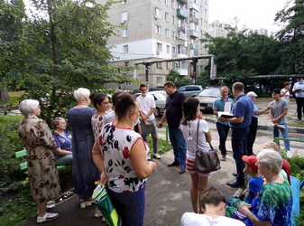 Жители Ипподромной улицы обсудили с депутатом Вячеславом Тарасовым проблемы микрорайона