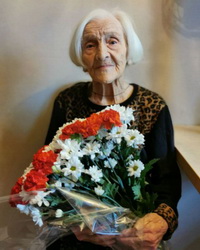 100-летний ветеран получила к Новому году подарки от депутата Алексея Сидорова