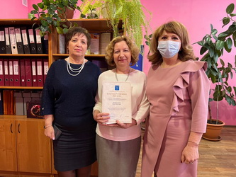Елена Перепелицина поздравила с Международным женским днем сотрудниц учреждений соцсферы своего округа