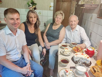 Алексей Сидоров поздравил супружескую пару с Днем семьи, любви и верности