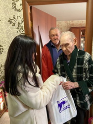 Александр Бондаренко передал ветеранам подарки к Новому году
